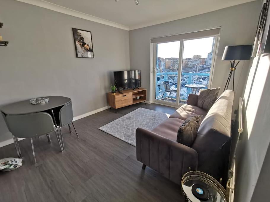 The Quay - Harbour View - By Tifa Stays Swansea Exterior photo