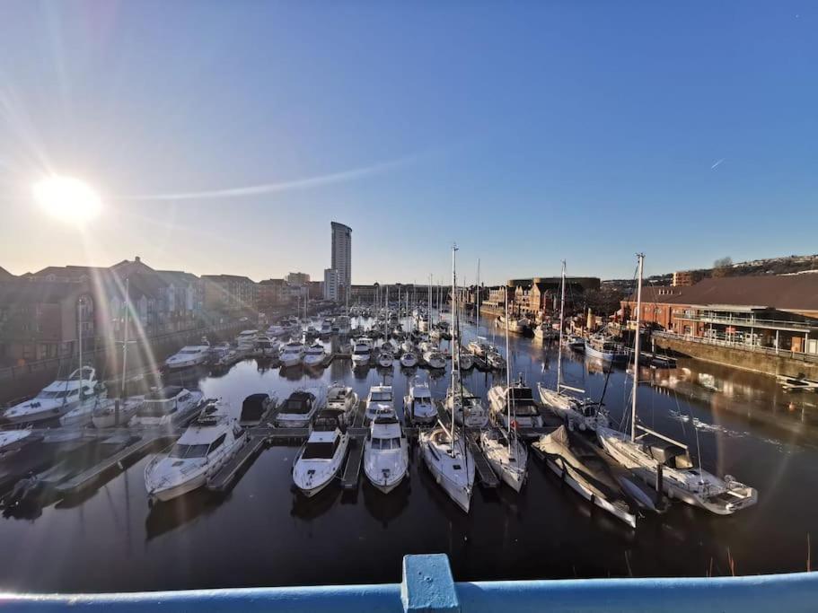 The Quay - Harbour View - By Tifa Stays Swansea Exterior photo